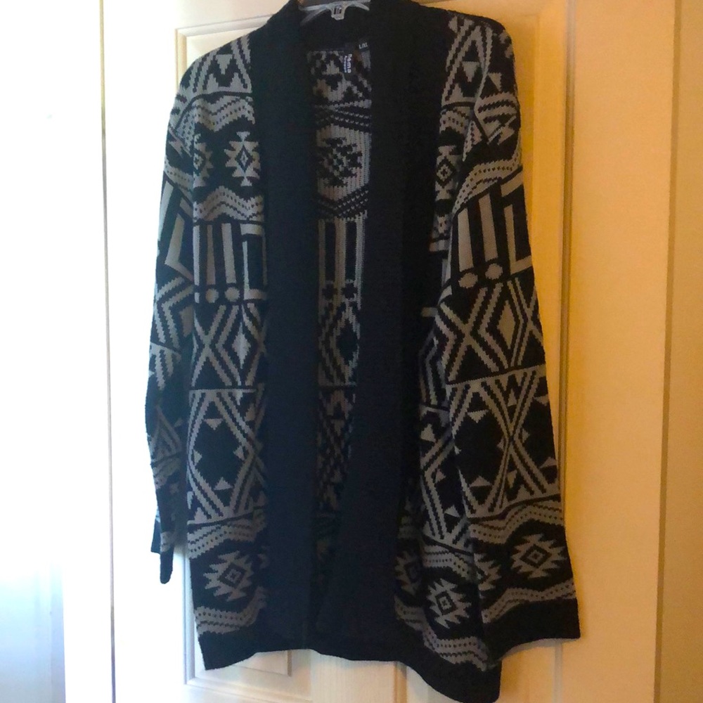 Size L/XL black and gray Aztec print cardigan
